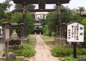 姫宮神社鳥居より拝殿を望む写真