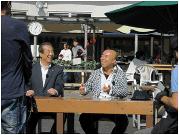 お笑い芸人ゴルゴ松本さんと榎本町長の写真