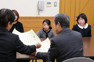 町長と教育長に受賞の報告をする小林さんと横田さん