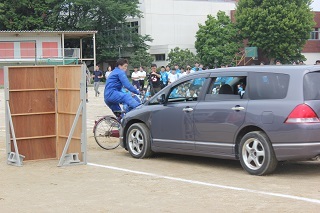 自動車と自転車の衝突の瞬間の画像
