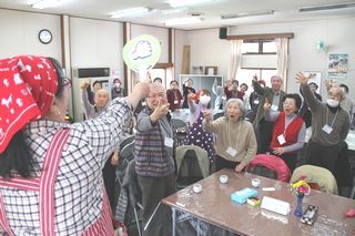 集会所　地域交流サロン参加者によるじゃんけん大会