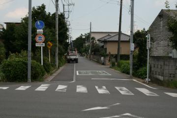 スクールゾーンのある道路の写真