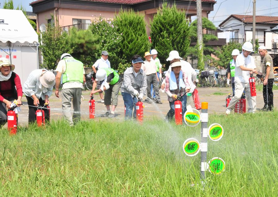 水消火器による消火訓練中の写真