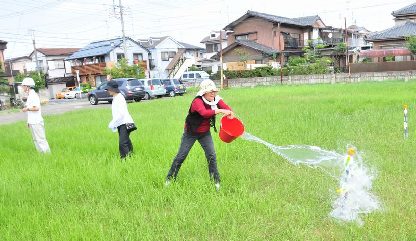 バケツリレーによる消火訓練中の写真