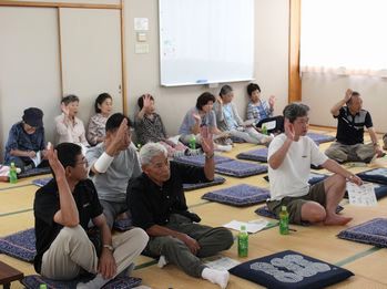 質問に答える参加者の様子