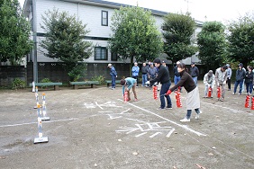 水消火器による消火訓練中の写真