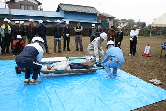 担架による救出救護中の写真