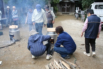 給食給水班による食事準備中の写真