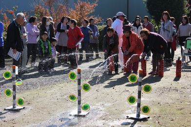 水消火器を使った消火訓練の様子