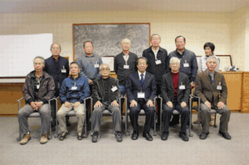 榎本町長と防災・防犯マスターの皆さんの写真