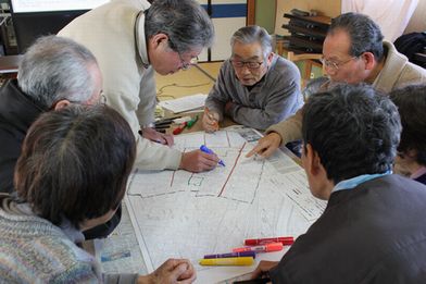 地域の特徴を地図に書込む様子