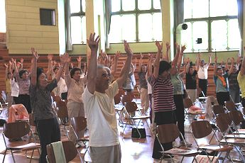 腕を上げる体操をする参加者の写真2