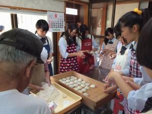 高校生　並木さん　あんびん餅づくり