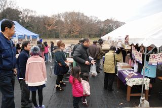 商品を買い求める消費者の皆さん