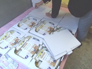 丁寧に発送作業を行います