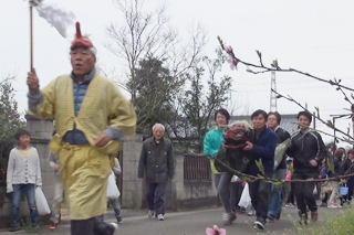 厄除けお獅子様をしている写真です