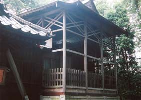 姫宮神社本殿と覆屋の写真