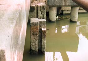 中水道石橋の堰枠の写真