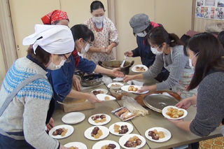 食べやすい大きさに餅をきるお母さんたち