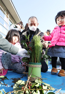 完成した門松と参加者