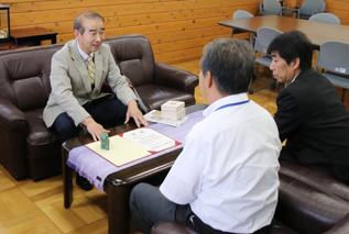 町長と教育長に県知事賞受賞を報告する吉田さん