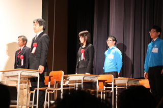 恩師とともに学校生活を振り返る新成人