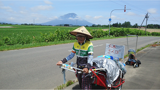 リアカーを引いて日本縦断する塩田さん