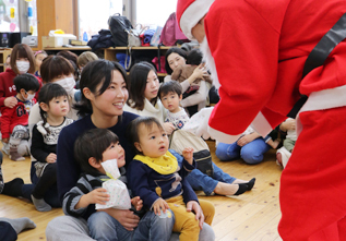 サンタクロースからプレゼントをもらう子ども