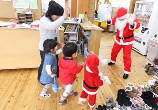 サンタクロースを見送る子どもたち