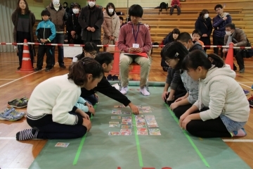 かるた大会試合中の写真3