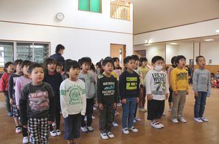 「雲の果てに」を合唱する園児たち