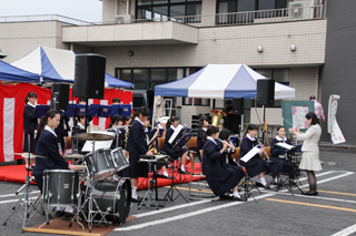 百間中吹奏楽部の演奏