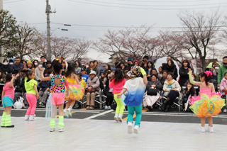 ヒップホップダンスを披露する子どもたち