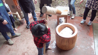 餅つきをする子ども