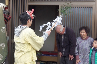 天狗がお祓いをしているところ