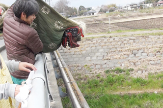 川に厄を吐き出すお獅子さま