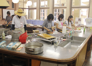 進修館食堂で下ごしらえをする参加者