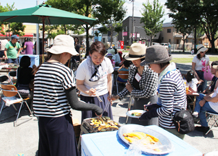 野菜を炭火で焼く参加者