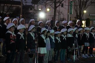 四季の丘に響き渡る少年少女コーラス隊の歌声