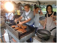 フランクや焼きそばを焼いてます。あつー