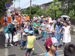 子ども神輿の巡行