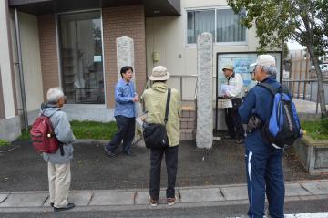 旧須賀村役場跡と門柱の写真