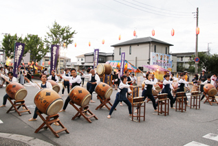 進修太鼓の演奏