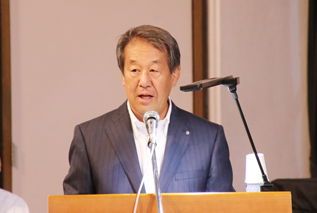 答弁をする榎本町長