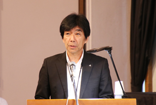 答弁をする中村教育長