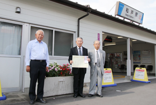 和戸駅前の花壇の前で記念撮影