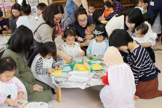 オバケやカボチャ型のカードに色付けをする子どもたち