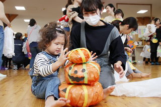 カボチャ積みを楽しむ子ども