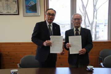 新井康之町長と折原正司会長