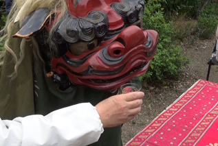 お酒を振舞われるお獅子様